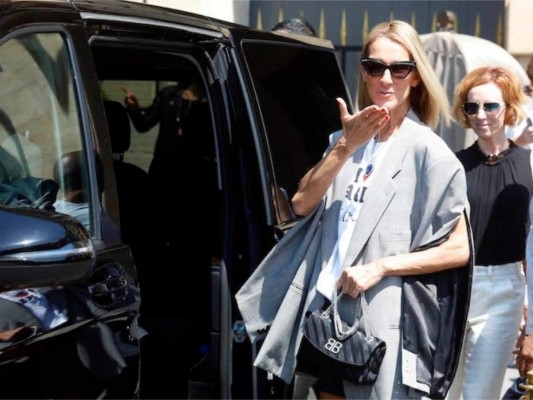 Celine Dion utiliza el collar de Titanic en Paris Fashion Week