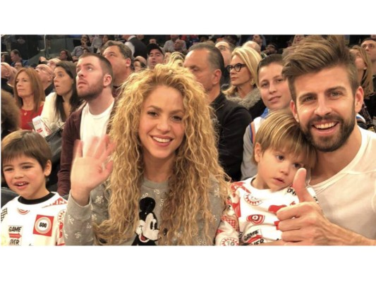 Shakira y Gerard Piqué y sus hijos en el estadio Madison Square Garden.