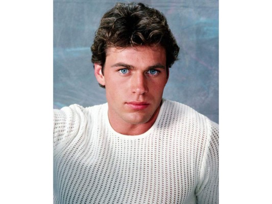 Jon-Erik Hexum. Fue un modelo popular en los 80's falleció en un accidente donde se disparó con un arma, pero se donaron sus órganos; corazón, riñones, córneas y piel.