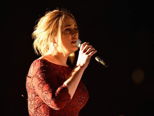 Adele cantaba su hit All I Ask, cuando empezó a tener problemas de sonido, que afectaron sus actuación y que fue percibida por todos. Sin inmutarse la inglesa logró terminar su show pero evidentemente forzó su voz y eso le causo molestias