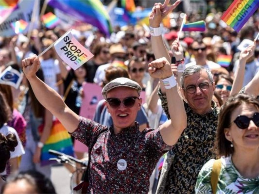 No faltaron banderas de múltiples países y ciudades invitadas a participar, localidades como Bologna, Roma, Venecia, Berlín -candidatas a acoger las próximas ediciones del WorldPride- o Copenhague, que será la anfitriona de la próxima edición en el 2021