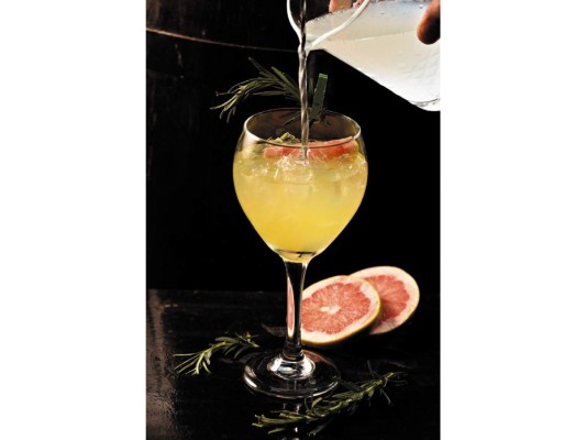 El experto Augusto Santos nos comparte cinco recetas de cocteles para disfrutar y celebrar. Fotografías Daniel Mendoza<br/><br/>GRAPEFRUIT COCKTAIL <br/><br/>Ingredientes<br/>3 onzas de Barefoot Moscato<br/>1 onza de jugo de toronja<br/>1/2 onza de azúcar líquida<br/>3 onzas de soda de toronja<br/>Método de preparación: Agitado en coctelera<br/>Decoración: Slice de toronja y rama de romero<br/>Cristalería: Copa alta de vino<br/><br/> <br/>PREPARACIÓN<br/>1/ La bebida se prepara en una coctelera a excepción de la soda de toronja que agregarás al final. 2/ Uno a uno agrega el vino, jugo y jarabe simple.<br/>3/ Sirve en una copa de vino alta con bastante hielo.<br/>4/ Decora con una rama de romero, la cual se puede aprovechar golpeando los bordes de la copa para aromatizar el coctel, adorna con un slice de toronja, culminando con la soda de toronja.<br/>