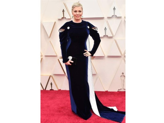 Olivia Colman: la actriz optó por un vestido de terciopelo azul de Stella McCartney<br/><br/>