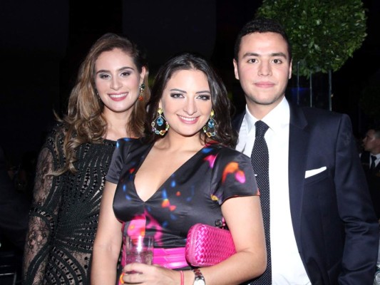 Daniela y Rebecca Rosenthal con Daniel Goldstein.