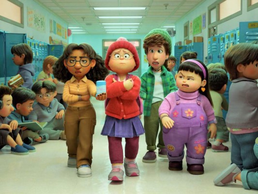 La versión original en idioma inglés cuenta con la participación de la talentosa y doble ganadora del Golden Globe Sandra Oh en el papel de Ming, Rosalie Chiang como Mei, Ava Morse como Miriam, Hyein Park como Abby, Maitreyi Ramakrishnan como Priya y Tristan Allerick como Tyle.