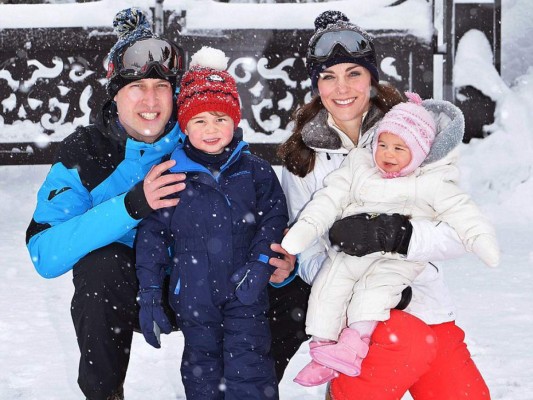 Vacaciones familiares! William y Kate fotografiados junto a los príncipes George y Charlotte.