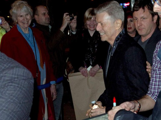 David Bowie<br/>Tomada en su musical llamado Lazarus, que se llevó a cabo en el Theatre Workshop en Nueva York, esta fue la última aparición en público que tuvo el cantante antes de morir por su cáncer de hígado.<br/>