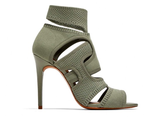 8. Para las vanguardistas. Sandalia tacón alto color khaki con detalle de corte en tejido elástico envolvente by Zara