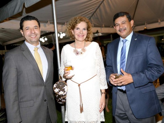 Recepción para despedir al embajador James Nealon