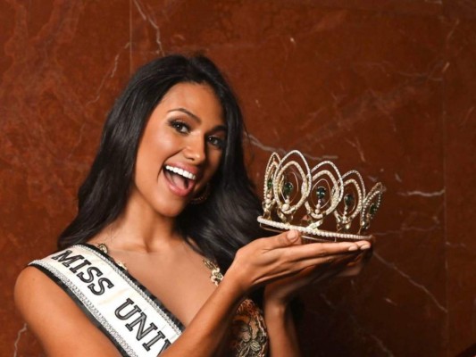 Miss Puerto Rico, Michelle Colon<br/>Estudia una doble especialización en biología y premedicina. Con 21 años su sueño es especializarse en dermatología.<br/>