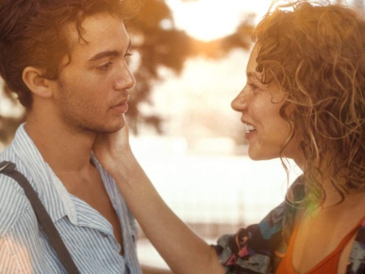 Aquel verano<br/> Deniz se reencuentra con su amor de la infancia buscando afecto, esto lo lleva a involucrarse en un triángulo amoroso. Se estrena el 9 de julio.