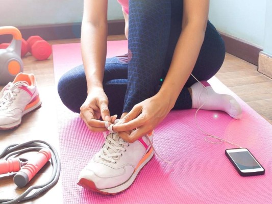 Haz ejercicio: El ejercicio físico te dará grandes beneficios a la hora de dormir, sin embargo, debes asegurarte de hacerlo aproximadamente tres horas antes de irte a la cama, de lo contrario puede provocar alteraciones en el sueño.