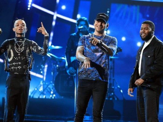 Posteriormente, Kane Brown junto a Swae Lee y Khalid cantaron 'Be Like That' en el escenario.