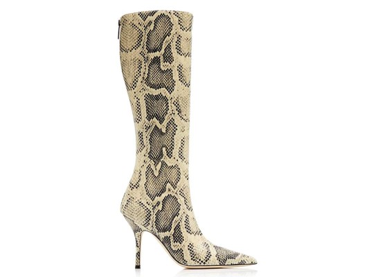 Las botas hasta la rodilla de Paris Texas se han visto en íconos del estilo urbano como Eva Chen y Emily Ratajkowski. Este par de 'Mama' está confeccionado con cuero brillante con estampado de pitón, puntas en punta que alargan las piernas y tacones de aguja altos