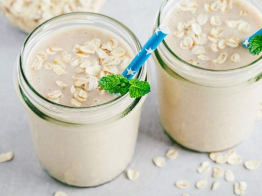 Batido con avena: Sin duda la avena proporciona muchos nutrientes para nuestro organismo. Puedes comenzar a prepararlo con medio litro de leche, una cucharada de miel y 60 gramos de avena.