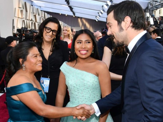 Uno de los momentos más tiernos sin duda fue ver a Yalitza Aparicio llegar a la premiación de la mano de su madre, Margarita Martínez, sin embargo, algo más increíble fue cuando el actor Diego Luna se acercó a saludar a Yalitza y a Margarita dejando este instante como uno de los más geniales de las noche.