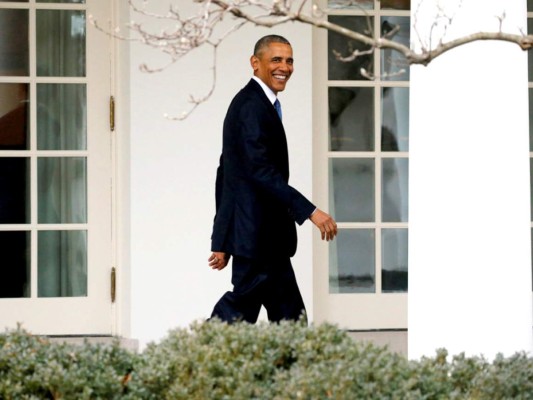 Obama sonríe en su última caminata en la Casa Blanca como presidente de los Estados Unidos