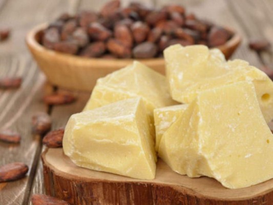 Manteca de cacao: Es un excelente hidratante natural que te ayudará a penetrar los poros lo que promueve el crecimiento de tejidos en la piel en los lugares afectados.