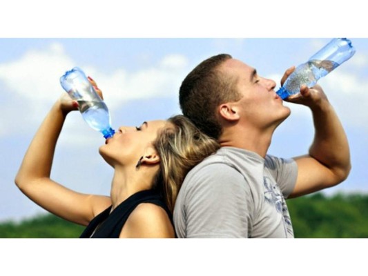 Hidrata tu cuerpo: Aunque suene algo trillado, siempre es importante mantener tu cuerpo hidratado. Estamos hechos en un 60% de agua, así que imagina cómo estará nuestra batería sin el H2O. Mantén siempre contigo una botella con agua; lo adecuado son 8 vasos diarios, pero no te prives de unos más, verás cómo todos los sistemas funcionaran a su perfección.