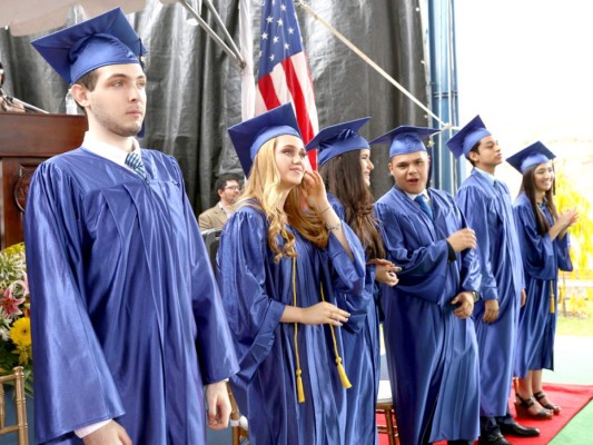 Entrega de títulos de la Discovery School