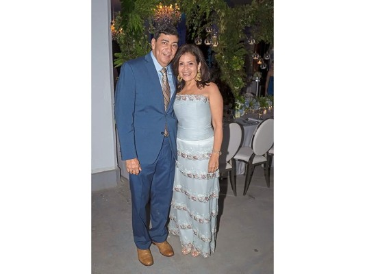 Eduardo Interiano y Lucía Chicas celebran boda a la orilla del mar   