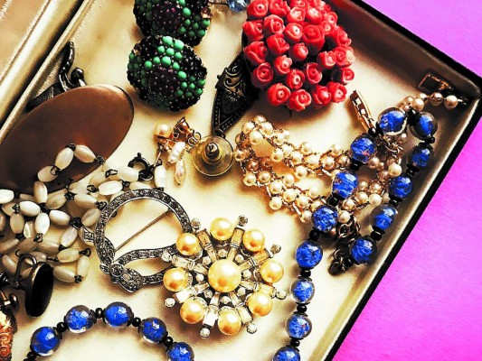 CUIDADO CON EL EXCESO. Ten mucho cuidado con la joyería XXL sobre todo si es vintage, combínala con aquellas prendas que le resten seriedad al outfit. Evita la saturación de figuras o símbolos religiosos, solo uno. En cuanto a los broches (pines, flores, moños) suelen dar un toque personal. ¿Dónde los colocas? En la solapa, en el centro del escote, en un sombrero, una cartera o una faja sencilla. ¡Pero no todo junto! Huye del ruido visual, recuerda que un accesorio es el dominante y el resto acompaña. No seas víctima de la moda en esta etapa de tu vida.