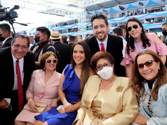 Hortensia Rosales Zelaya, madre del expresidente Manuel Zelaya, rodeada de familiares de la nueva presidenta durante la juramentación