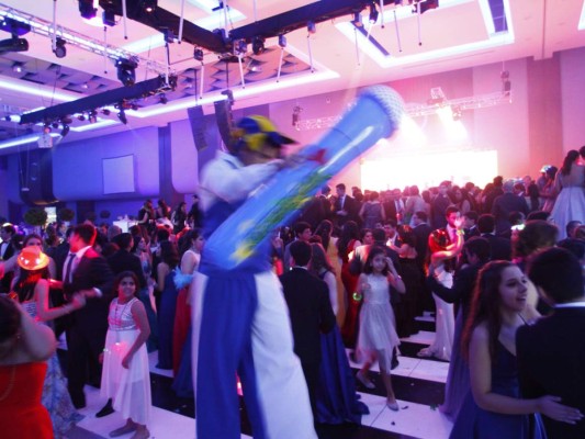 Alegre fiesta de graduación de la Escuela Internacional Sampedrana.