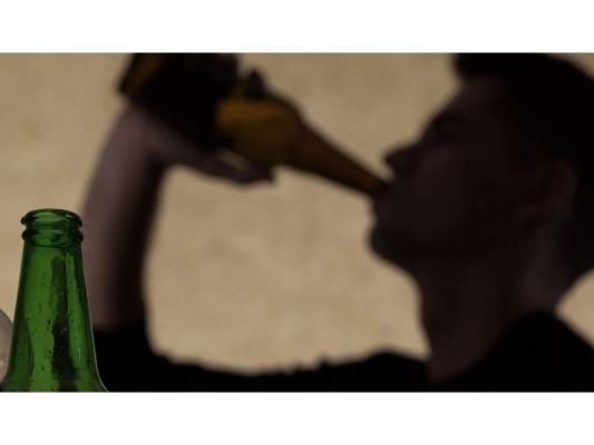 No consumas alcohol: El consumir alcohol solo hará que te despiertes durante toda la noche, por lo que no lograrás descansar lo suficiente.