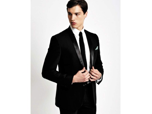 Respecto a los varones, cuidado con la elección del color del traje. Para los eventos de día se debe optar por tonos claros (lisos, con rayas o a cuadros) y por la tarde-noche, los oscuros. Olvídate del traje negro (se relaciona con la hostelería), un gris topo o azul marino quedan muy bien. Lo puedes complementar con corbata o pajarita, pañuelos y/o tiradores. Anímate a darle un toque distinto a tu look. El smoking, prenda nocturna por excelencia, es el indicado si pretendes lucir formal y robarte todas las miradas. No hace falta comprarlo, lo alquilas y tema solucionado. Recuerda que los zapatos y calcetines deben lucir impecables.<br/>