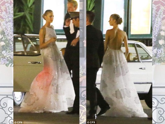 Posteriormente, en la cena de gala en el Hotel París volvió a elegir a Valentino. Esta vez un revelador vestido blanco y plateado de Couture de Maison Valentino.