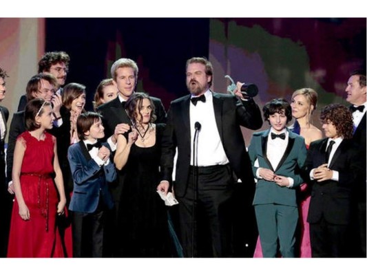 11. El elenco recibirá aumentos en su salario<br/>Según The Hollywood Reporter, Winona Ryder y David Harbour (Joyce y Hopper) recibirán $350,000 por episodio y Millie Bobby Brown (Eleven) recibirá $300,000 por episodio. El resto de los niños, Finn Wolfhard (Mike), Gaten Matarazzo (Dustin), Caleb McLaughlin (Lucas) y Noah Schnapp (Will), todos recibirán $250,000 cada uno por episodio. Natalia Dyer (Nancy), Charlie Heaton (Jonathan) y Joe Keery (Steve) harán alrededor de $150,000 cada uno por episodio.