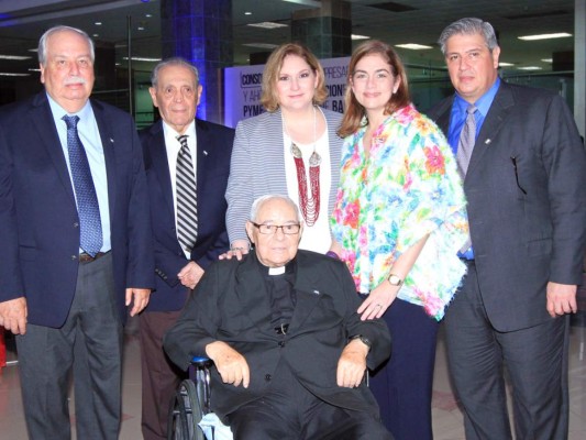 Juan Miguel Torrebiarte, Napoleón Larach, María del Rosario Selman, Ruth Marie y Juan Carlos Sabillón con el reverendo padre Antonio Quetglas.