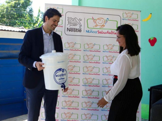 El gerente de Nestlé Cesar castro haciendo entrega de uno de los filtros ecológicos (Foto Cortesía Nestle)