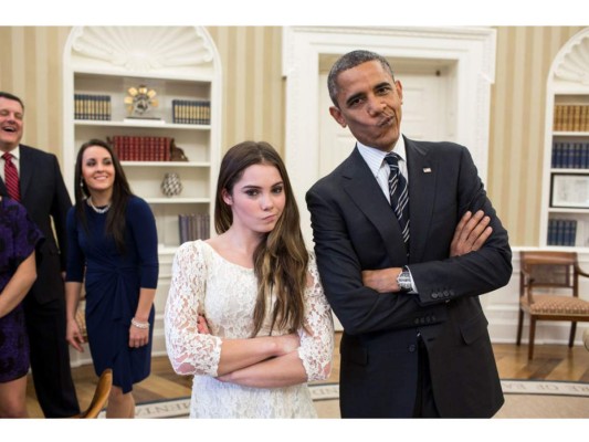 Haciendo un rostro 'no impresionado' junto a la gimnasta McKayla Maroney en la Casa Blanca en 2012.