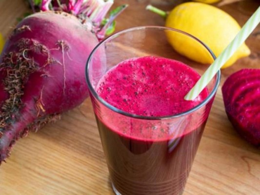 Jugo de remolacha y limón<br/>La remolacha y el limón juntos evitarán la oxidación y la inflamación del hígado, ayudará a la estimulación de sus funciones desintoxicantes y aliviará la digestión lenta y pesada. Puedes tomar este jugo dos veces al día, durante 15 días, por dos o tres meses.<br/>