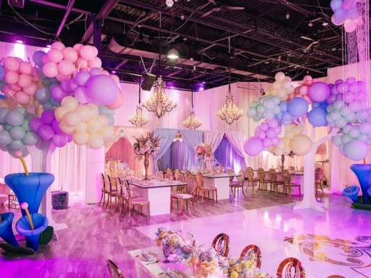 Los globos en forma de árbol en colores pastel adornaron el salón.