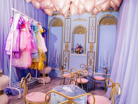 También hubo un lugar destinado a las réplicas de los icónicos vestidos de las princesas de Disney.