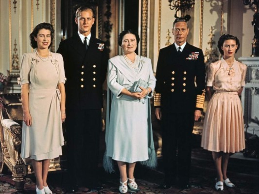 En 1946, el Duque de Edimburgo le pidió la mano de su hija al Rey Jorge VI. Mientras que unas fuentes aseguran que el rey no estuvo de acuerdo con la idea al principio, por la inestabilidad de Felipe, otros afirman que él estaba encantado con que su hija mayor de casara. Aceptó, pero le solicitó que anunciaran el compromiso luego del cumpleaños 21 de la Princesa.