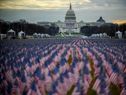 El denominado Field of Flags representa a los miles de norteamericanos que debido a la pandemia no podrán estar presentes en la juramentación del presidente número 46 de los Estados Unidos de América. ¡El patriotismo se siente en todos los detalles!