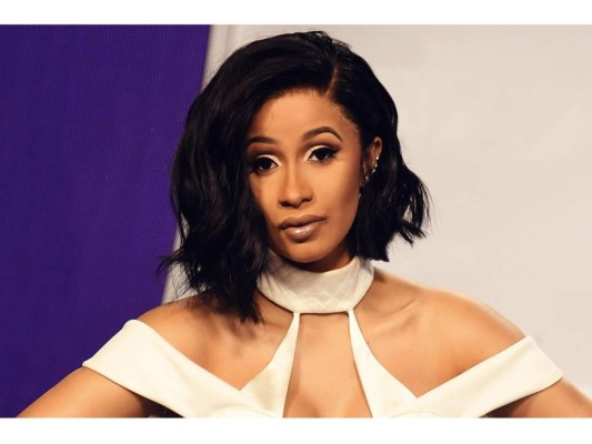 Cardi B una joven de descendencia dominicana y estadunidense, quién no tiene filtro para hablar de su pasado y se siente orgullosa de ser quien es gracias a lo que tuvo que atravesar. Después de ser una stripper encontró su vocación en la música llevándola a ganar un Grammy y por ello es tendencia y se posiciona en los tops de todo el mundo. Todos los ojos están en ella.