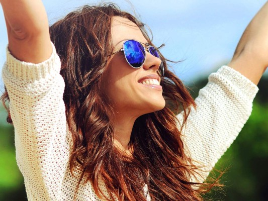 <br/>5. Sé optimista. Al ser optimista y agradecer por todo lo bueno que hay en tu vida, quitas un peso de tus hombros y aprendes a ver todo desde otra perspectiva. Elige sonreír, detectar la belleza en todo y en todos, practica el positivismo hasta que se vuelva algo natural en ti. Cuando te vuelves consciente de lo bueno que te rodea aprenderás a ver el mundo a través de los lentes del amor y lo atraerás irremediablemente.<br/>
