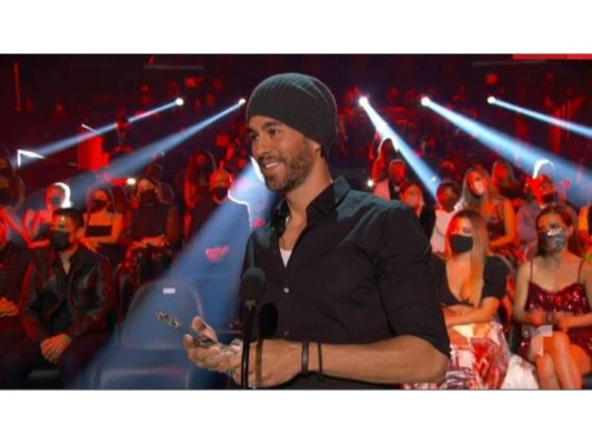 Enrique Iglesias obtuvo un galardón por el mejor artista latino de todos los tiempos.