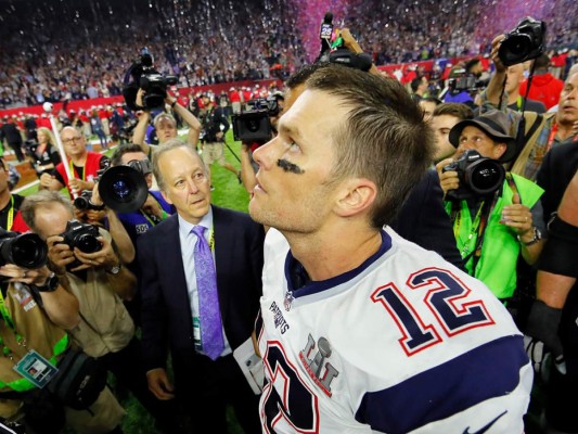 Al final del juego Brady aseguró que fue víctima de un incidente, por que alguién quizo robarle su camiseta, pero afortunadamente todo se trató de un mal entendido