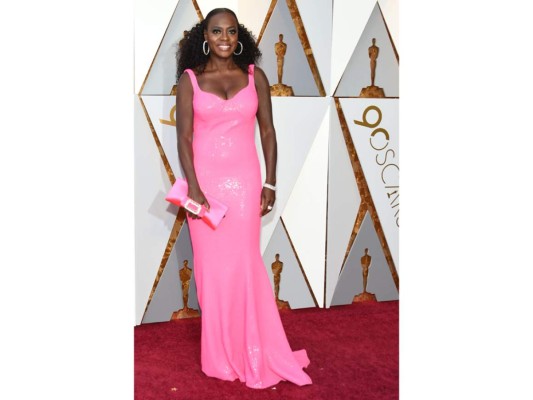 Viola Davis. Con un vestido rosa fucsia de un tejido confeccionado con millones de pequeñas piedras del mismo tono y firmado por Michael Kors.