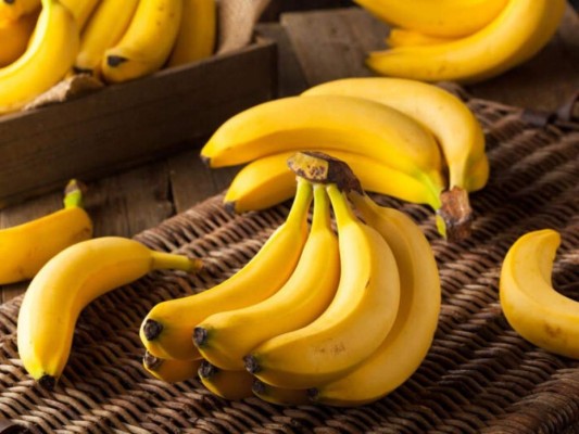 Bananos<br/>Una fuente de calcio, potasio y hierro; una fruta apta para todo el mundo en especial para aquellos que están en edad de crecimiento. Ahora bien, tienen unas 89 calorías por cada 100 gramos, una cantidad algo superior a otras frutas.<br/>