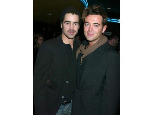 Colin Farrell y Eamonn Farrell. El actor se enteró de que su hermano es gay cuando eran adolescentes. 'Recuerdo que me sorprendió mucho, me sentí intrigado. Tenía curiosidad porque era diferente a todo lo que hubiera conocido u oído anteriormente, pero no me pareció antinatural. Simplemente supe que a mi hermano le gustaban los hombres, pero nada más', escribió Colin Farrell en una carta abierta después de que su hermano Eamon tuviera que viajar a Canadá para casarse con su pareja.