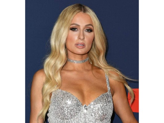 Paris Hilton<br/>La descendencia proviene de su padre Richard Hilton, lo que la convierte en prima número 20 de la reina Isabel.<br/>