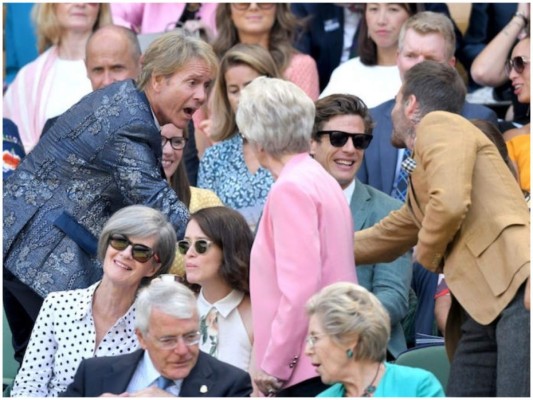 6. Siguió socializando y se saludó con Sir Cliff Richard quien también se preparaba para disfrutar del partido.