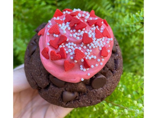 Hugs & kisses fatty cookie box by @fatty.cravings